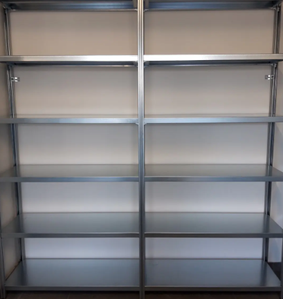 Dettaglio ripiani regolabili scaffale metallico 100 cm